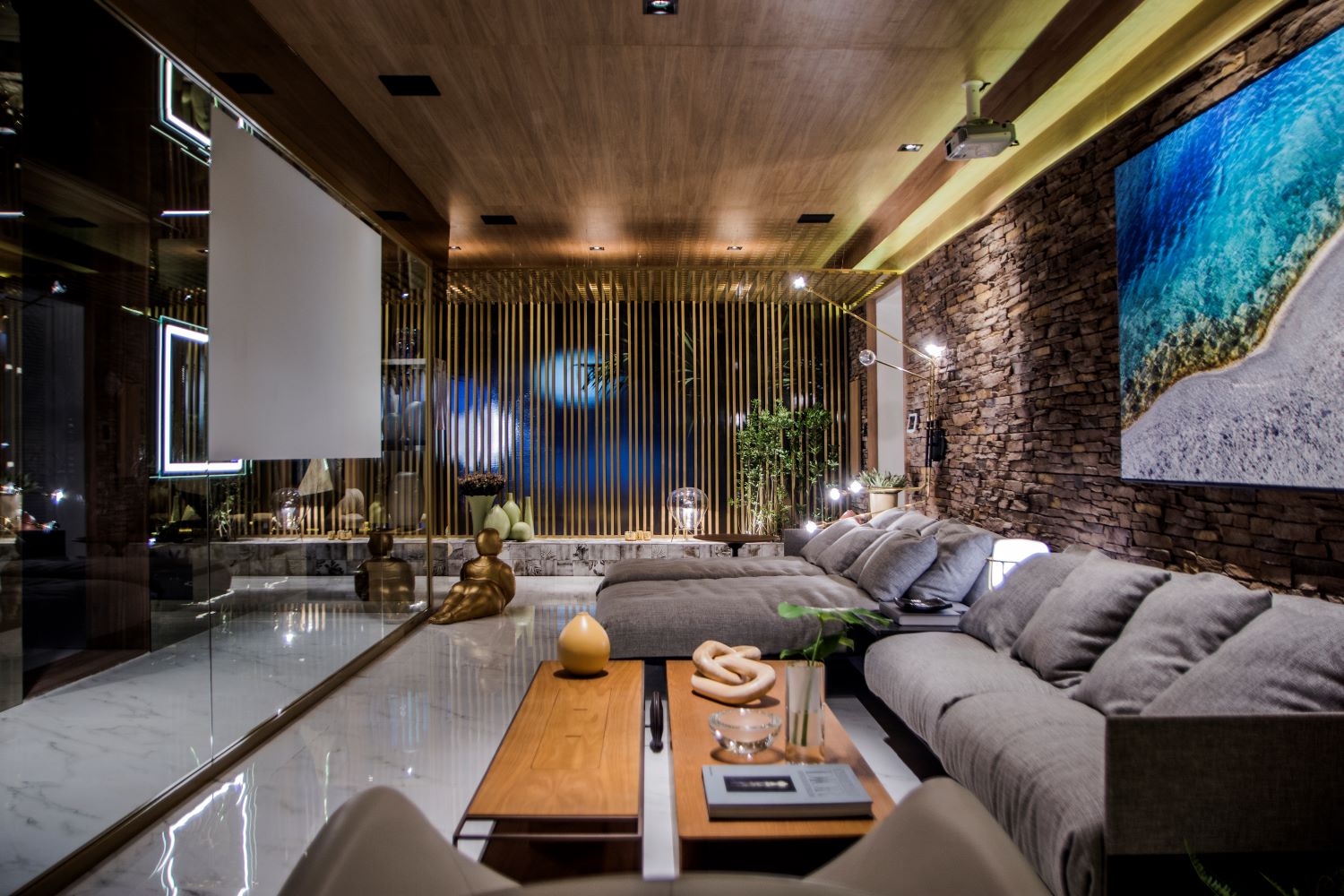 Home Sarakiniko - Alexandre Nalin. Aconchegante, tecnol&oacute;gico e vers&aacute;til, o home garante um espa&ccedil;o especial para ouvir uma boa m&uacute;sica, apreciar um bom vinho ou assistir um filme - tudo isso, com uma vista espetacular para o mar. No ambiente, tudo &eacute; controlado pelo celular ou tablet, seja ilumina&ccedil;&atilde;o, temperatura ou som.