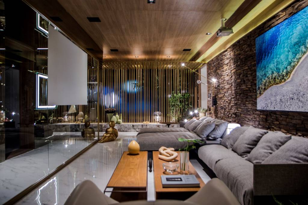 Home Sarakiniko - Alexandre Nalin. Aconchegante, tecnol&oacute;gico e vers&aacute;til, o home garante um espa&ccedil;o especial para ouvir uma boa m&uacute;sica, apreciar um bom vinho ou assistir um filme - tudo isso, com uma vista espetacular para o mar. No ambiente, tudo &eacute; controlado pelo celular ou tablet, seja ilumina&ccedil;&atilde;o, temperatura ou som.
