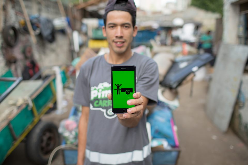 Celulares são doados a catadores do aplicativo Cataki em ação social