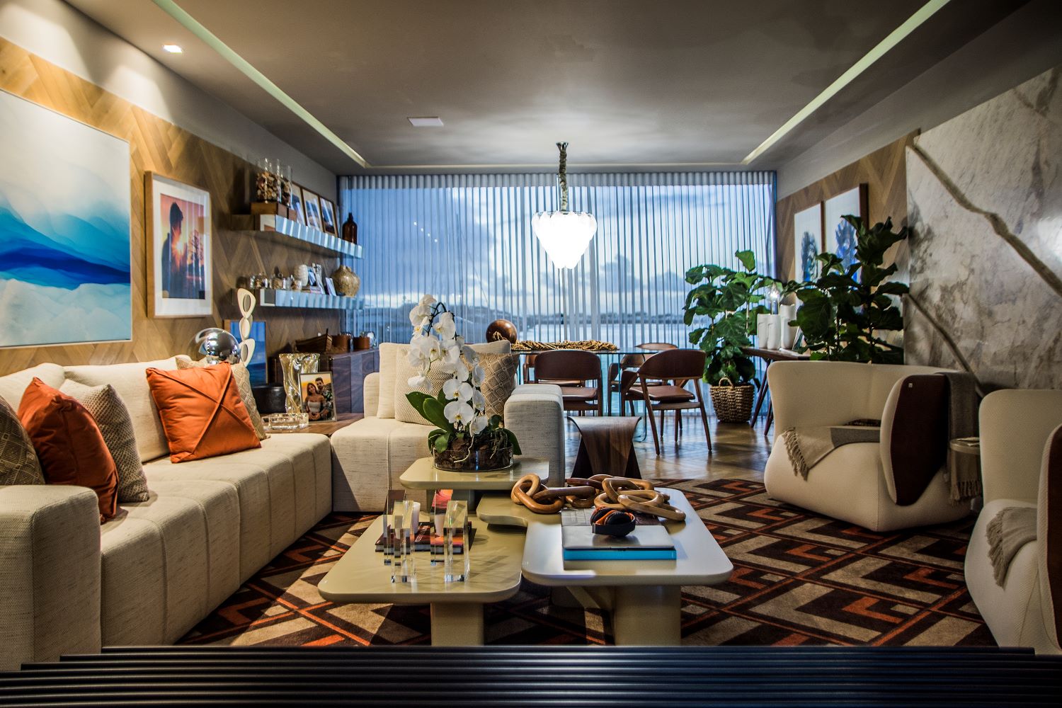 Living com jantar Praia da Gamboa - Dois A Arquitetura. O DJ Alok &eacute; homenageado neste espa&ccedil;o, que tem como principal objetivo buscar o equil&iacute;brio entre a personalidade do DJ com a natureza, usando tecnologia e linhas essenciais da arquitetura para garantir o aconchego e a contemporaneidade.