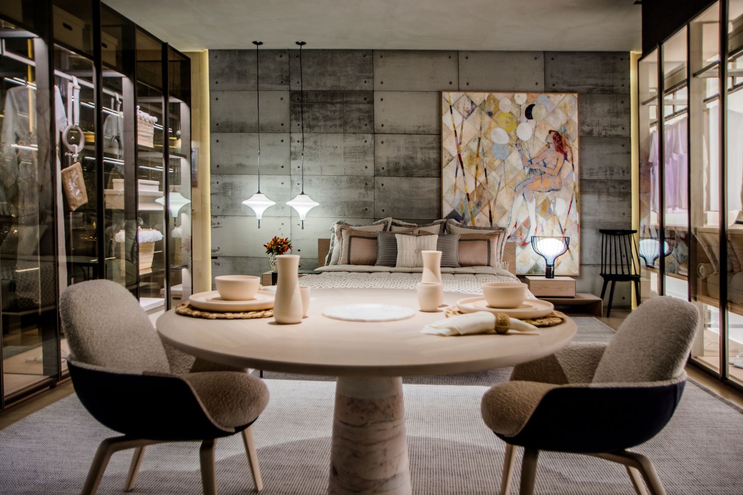 SPA &ndash; Casa Kohler - Fl&aacute;vio Moura. Os produtos da Kohler s&atilde;o valorizados na cria&ccedil;&atilde;o de dois espa&ccedil;os distintos, por&eacute;m integrados. A escolha das fotografias e esculturas n&atilde;o roubam a cena e ajudam a tornar o ambiente ainda mais relaxante, com linha moderna e repleto de detalhes.