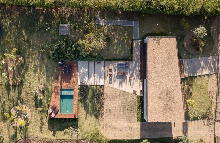 morar61-diogo-santos-rodrigo-fortes-deck-lazer-madeira-piscina-casa-trapezoidal-drone-brasilia-joana-franca morar61-diogo-santos-rodrigo-fortes-deck-lazer-madeira-piscina-casa-trapezoidal-drone-brasilia-joana-franca