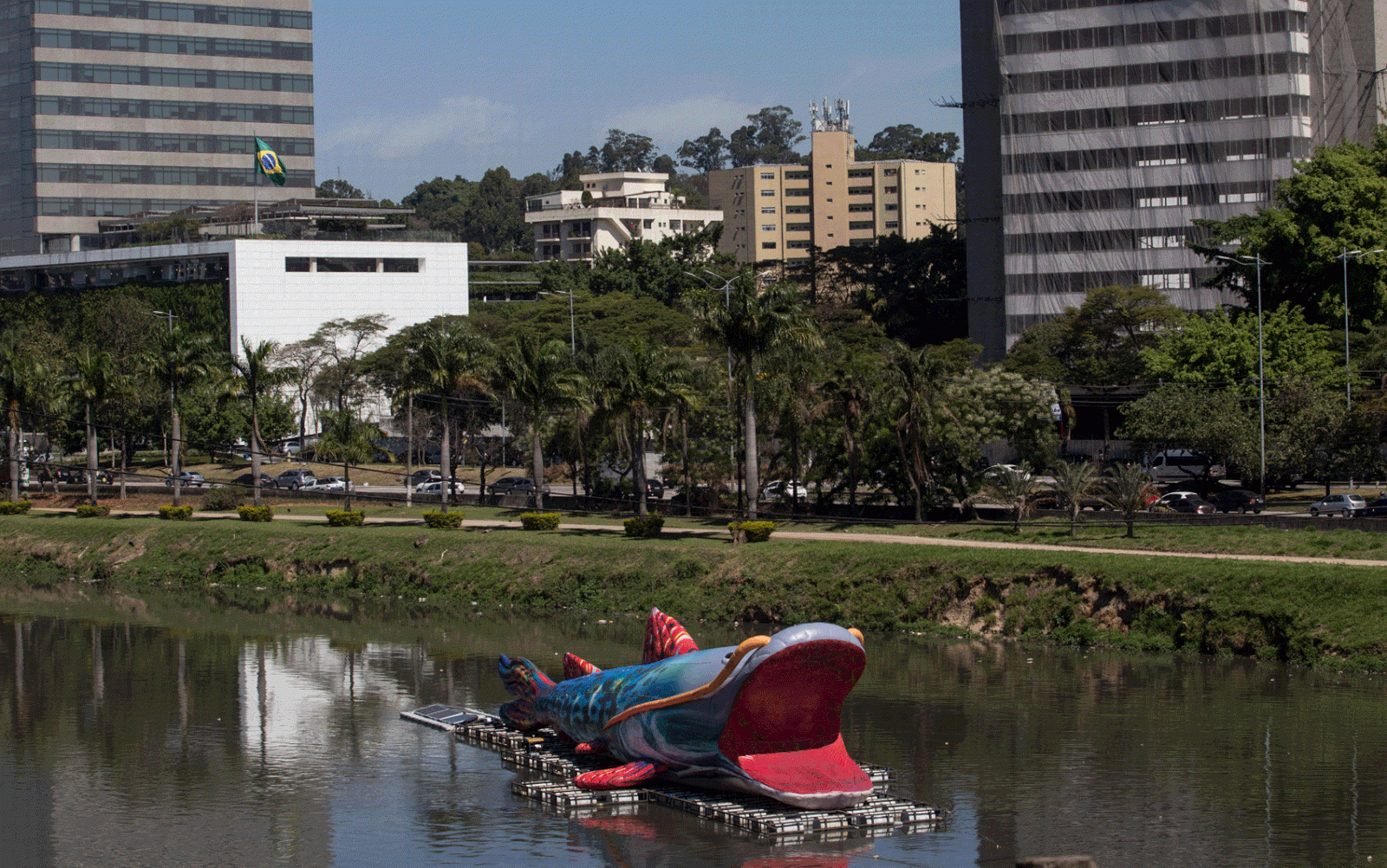 03-escultura-no-rio-tiete-chama-a-atencao-para-a-poluicao