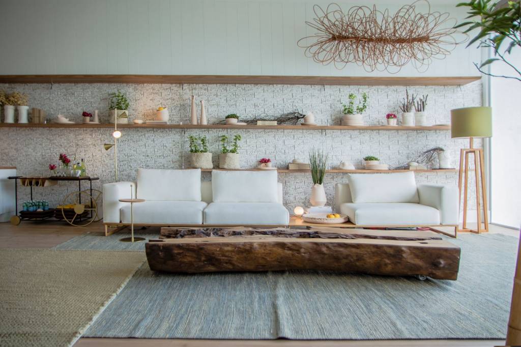 Living Capri - Simone Selem. A encantadora ilha ao sul da It&aacute;lia inspirou a profissional, que apresenta um projeto com paleta amadeirada suave e acabamentos naturais, no mobili&aacute;rio e revestimentos.