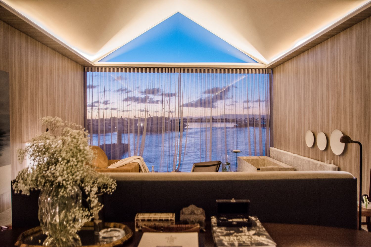 Su&iacute;te Creta - Sinta Arquitetura e Gabriel Magalh&atilde;es. Refer&ecirc;ncias cosmopolitas e linguagem contempor&acirc;nea d&atilde;o o tom ao ambiente, inspirado na praia grega Creta. Ainda que inspirado em uma praia na Gr&eacute;cia, o ambiente poderia estar em qualquer local do mundo.