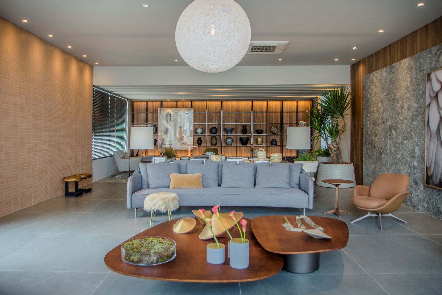 Living Navagio - Wagner Paiva. O espa&ccedil;o pode estar em um apartamento sofisticado, ser adaptado para uma casa, ou at&eacute; mesmo lobby de hotel. Dois ambientes em s&atilde;o integrados em um &uacute;nico espa&ccedil;o, trazendo leveza e modernidade.