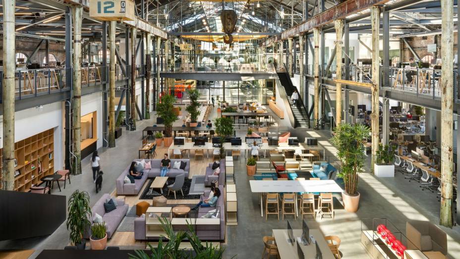 Large workspace interior of the year – Gusto, por Gensler. Esse projeto envolveu a transformação de um imenso edifício industrial, que já serviu de oficina de submarinos, na sede da empresa de RH Gusto. Ao longo do centro, toda a altura do espaço foi mantida aberta até o telhado de treliça de metal. Este espaço comum contém mesas e áreas informais de assentos para reuniões informais e de trabalho. Os jurados disseram que esse "vasto espaço permite que seus usuários desfrutem da privacidade devido ao seu volume ou a uma maneira de trabalhar muito comum. As plantas e os móveis macios dão um toque humano ao escritório do armazém". Eles acrescentaram que "este projeto mostra que os espaços industriais têm um enorme potencial e são belos na maneira como se pode ocupá-los sem necessariamente fazer uma conversão completa".