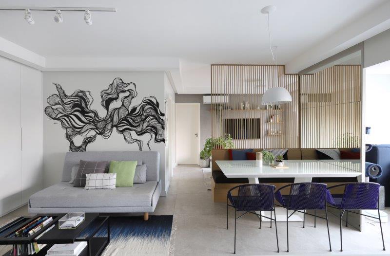 Madeira ripada e desenho na parede trazem ares cosmopolita a apê