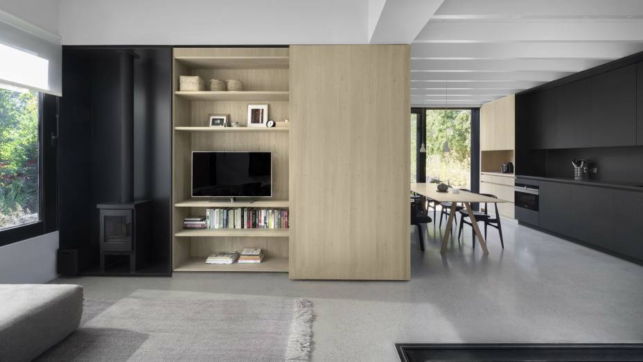 House interior of the year – Tiny Holiday Home, por i29 interior architects. A Tiny Holiday Home é uma casa compacta e preta de 55 m², projetada para se destacar como uma escultura minimalista. A casa de férias está localizada em uma área de lagos e ilhas de areia perto de Amsterdã, na Holanda. É dividida em quatro "valores esculturais" que foram desenvolvidos de dentro para fora, tornando-a espacialmente eficiente, com uma identidade forte que a diferencia do ambiente natural. Os jurados apreciaram o "uso inteligente do espaço", a maneira como a casa "se abre para o exterior", a "simplicidade" do projeto e o uso cuidadoso de "materiais sustentáveis".