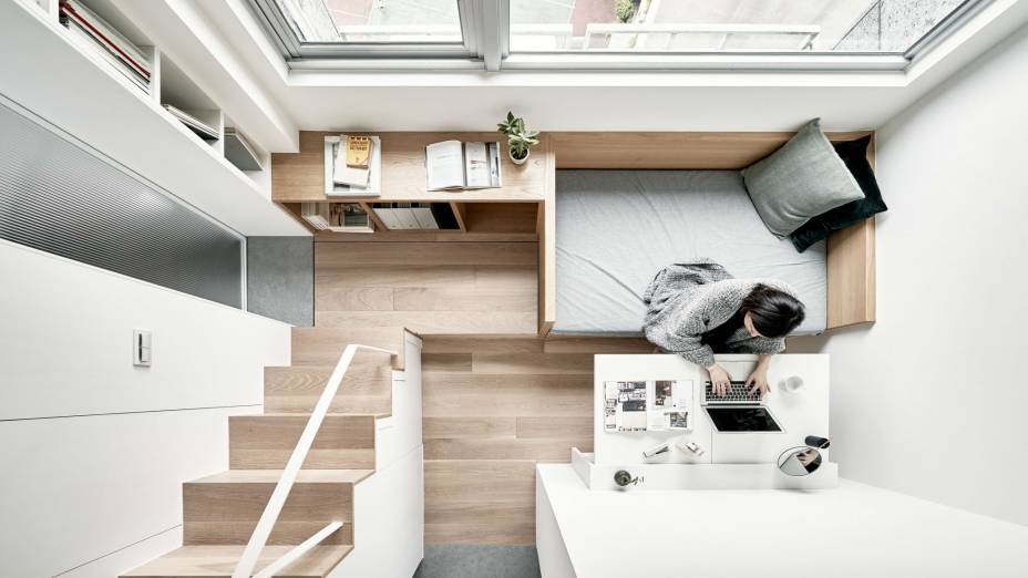 Small interior of the year – 17.6-square-metre flat, por A Little Design. Este pequeno apartamento de apenas 17,6 metros quadrados costumava ser um estúdio de piano. A equipe redesenhou os espaços do apartamento para que as áreas de dormir, banho e sala tenham proporções mais práticas. Os responsáveis pelo projeto tiveram que trabalhar em torno de uma viga de concreto que percorre largamente o espaço, restringindo ainda mais o que era possível. Eles escolheram usar a viga para dividir o serviço e os espaços de convivência. Os jurados apreciaram a "grande habilidade de um design que lida com um espaço muito pequeno". Eles também elogiaram "o apartamento funcional e habitável que utiliza técnicas de design simples, extremamente bem controladas e agradáveis para o uso diário".