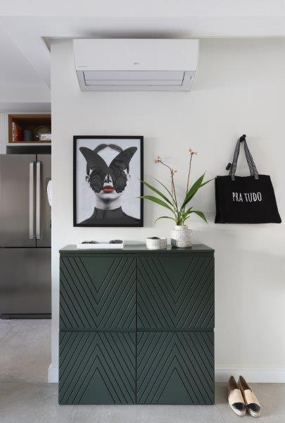 Como o casal adquiriu o apartamento logo após se mudar da Alemanha, todos os elementos decorativos são novos. Como o casal adquiriu o apartamento logo após se mudar da Alemanha, todos os elementos decorativos são novos.