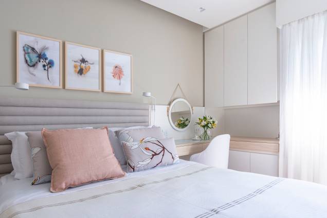 Na suíte do casal de 11,40m² foi utilizada uma tendência minimalista para trazer tranquilidade, aconchego, felicidade e acolhimento. Cores neutras, sóbrias com pouco contraste e com marcenaria simples, para deixar o cômodo confortável e iluminado. Na suíte do casal de 11,40m² foi utilizada uma tendência minimalista para trazer tranquilidade, aconchego, felicidade e acolhimento. Cores neutras, sóbrias com pouco contraste e com marcenaria simples, para deixar o cômodo confortável e iluminado.