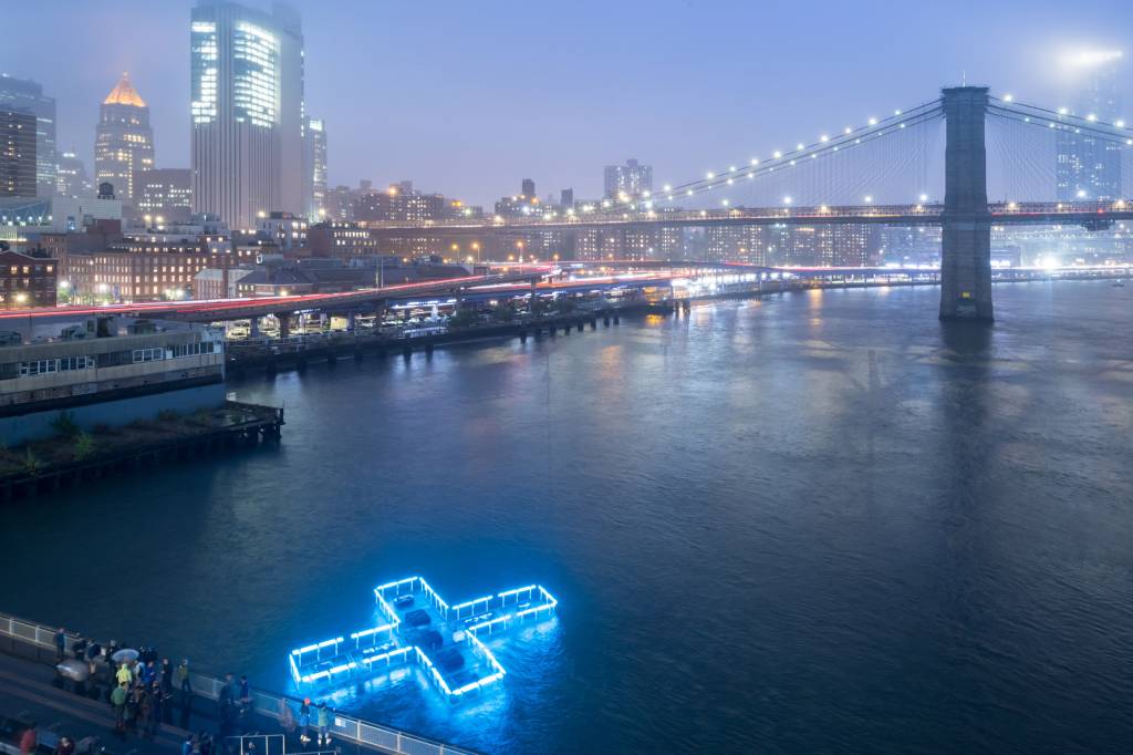 2-instalacao-de-luz-em-rio-de-manhattan-informa-sobre-qualidade-da-agua 2-instalacao-de-luz-em-rio-de-manhattan-informa-sobre-qualidade-da-agua