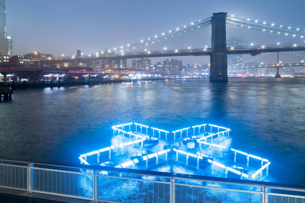 3-instalacao-de-luz-em-rio-de-manhattan-informa-sobre-qualidade-da-agua 3-instalacao-de-luz-em-rio-de-manhattan-informa-sobre-qualidade-da-agua