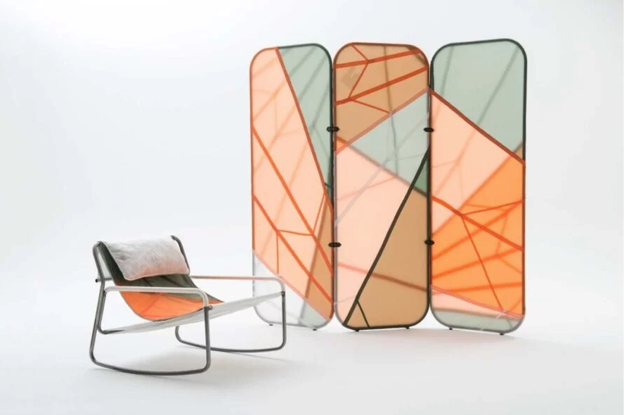 Materiais excedentes de paraquedas viram cadeiras e biombos