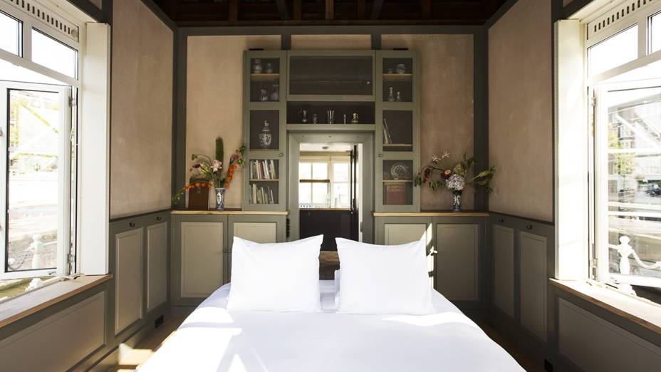 Hotel and short stay interior of the year – Sweets Hotel, por Space & Matter. O Sweets Hotel é composto por 28 casas em ponte separadas que compõem suítes de hotéis individuais em Amsterdã, na Holanda. Os minúsculos edifícios não foram projetados originalmente para acomodar pessoas, mas agora formam um hotel em toda a cidade, com quartos totalmente equipados com uma mistura de móveis antigos e contemporâneos. "Este projeto é uma iniciativa e colaboração fantástica entre a cidade, o designer e o desenvolvedor. Ele questiona a idéia de hotéis nesta era do Airbnb, com quartos de hotel separados espalhados pela cidade, permitindo que os visitantes experimentem a cidade de uma maneira única", disse o júri. "O uso desses prédios abandonados existentes que nunca deveriam ser habitáveis realmente mostra o poder do design", acrescentaram.