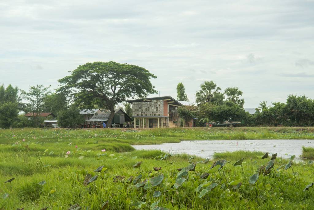 4-escola-cambojana-tem-fachada-quadriculada-que-funciona-como-trepa-trepa