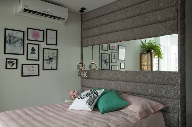 No quarto, a cabeceira, produzida em tapeçaria com estampa geométrica, segue até o teto e conta com uma faixa de espelho que acresce os ambientes pequenos e responde ao pedido da moradora. No quarto, a cabeceira, produzida em tapeçaria com estampa geométrica, segue até o teto e conta com uma faixa de espelho que acresce os ambientes pequenos e responde ao pedido da moradora.