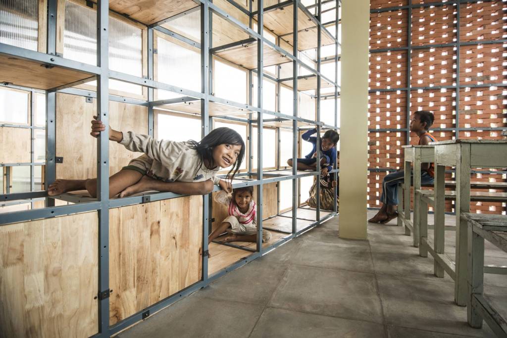 5-escola-cambojana-tem-fachada-quadriculada-que-funciona-como-trepa-trepa 5-escola-cambojana-tem-fachada-quadriculada-que-funciona-como-trepa-trepa
