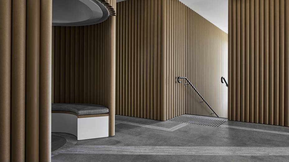 Small workspace interior of the year – Piazza Dell'Ufficio, por Branch Studio Architects. A Piazza Dell'Ufficio é uma transformação completa do interior dos escritórios administrativos de uma faculdade de Melbourne. O design é baseado em praças italianas e apresenta revestimento de tubos de papelão. Os espaços são usados principalmente pela equipe, pelo departamento de contas e pelos alunos e foram projetados para reduzir as barreiras visuais entre as interações entre os funcionários e estudantes. "Este espaço esteticamente agradável cria uma área de destaque para a vida escolar movimentada. Há um grande equilíbrio entre materiais e cores contemporâneos, recicláveis e acessíveis, criando um ambiente acolhedor e calmo, adequado ao bem-estar dos alunos", disseram os jurados.