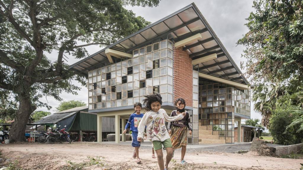 6-escola-cambojana-tem-fachada-quadriculada-que-funciona-como-trepa-trepa