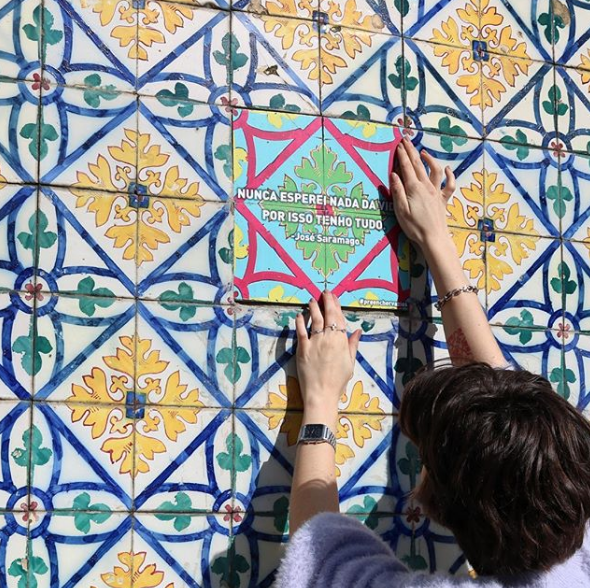 Artista produz azulejos e preenche vazios de fachadas portuguesas