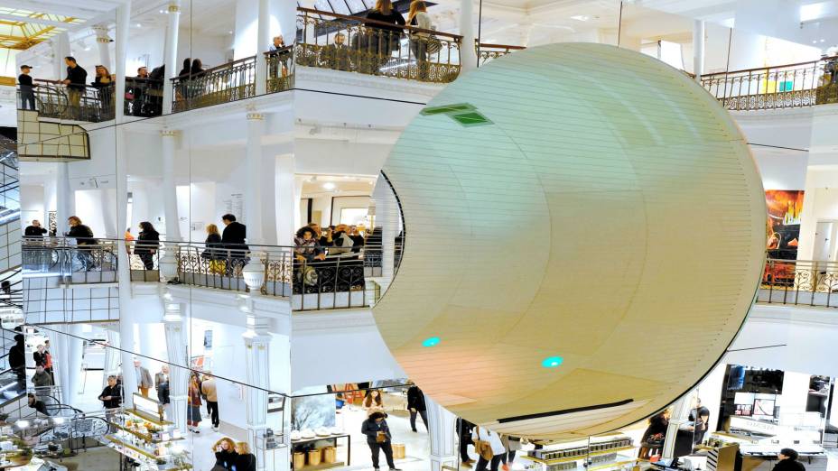 Retail interior of the year – Le Cube, por Mana and Scalaplus and Scott Oster. Le Cube é uma rampa de skate envolta por um cubo refletivo revestido de alumínio. Foi exibido na loja de departamentos Le Bon Marché, em Paris, com compradores capazes de caminhar e tirar fotos por baixo.A rampa agia como um palco e uma escultura, apresentando performances de patinação ao vivo dentro de sua elevada full-pipe – a estrutura côncava na qual os skatistas realizam truques."Este projeto, com sua sutil sugestão do surreal, é diferente, brincalhão e, essencialmente, um projeto não comercial em um ambiente de varejo que atenda a todas as idades'', disseram os jurados. Eles também admiraram "a habilidade do design e as diferentes técnicas e ferramentas usadas para realizar o projeto".