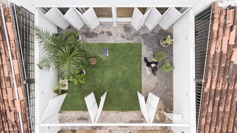 morar61-bloco-arquitetos-jardim-interno-gramado-portas-livro-portão-chapa-metalica-perfurada-joana-frança morar61-bloco-arquitetos-jardim-interno-gramado-portas-livro-portão-chapa-metalica-perfurada-joana-frança