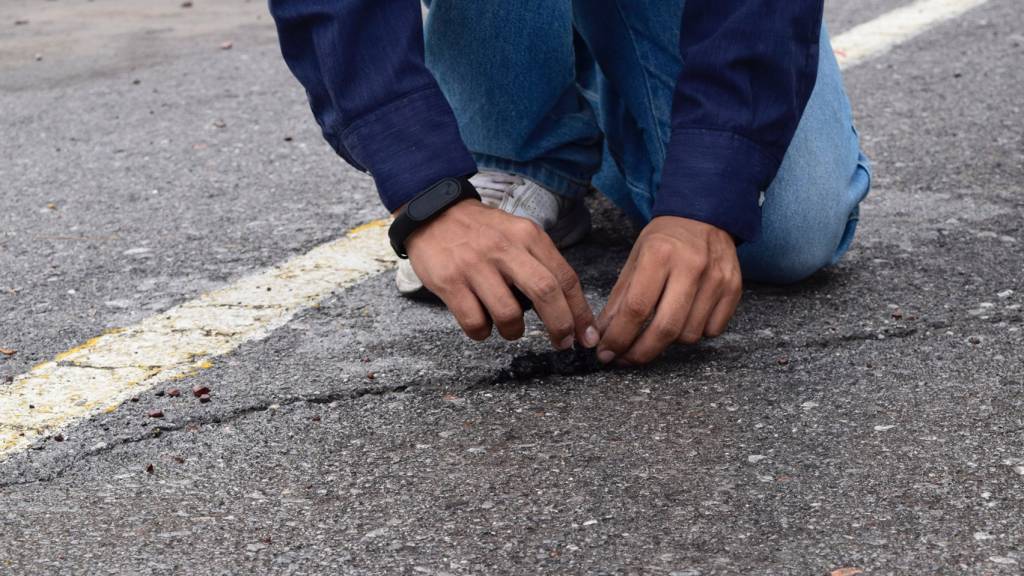 1-asfalto-composto-por-pneus-reciclados-se-autorregenera-quando-chove 1-asfalto-composto-por-pneus-reciclados-se-autorregenera-quando-chove