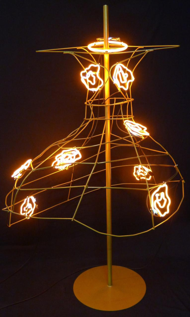 1-esculturas-em-neon-homenageiam-estilistas-na-semana-da-moda-de-milao 1-esculturas-em-neon-homenageiam-estilistas-na-semana-da-moda-de-milao