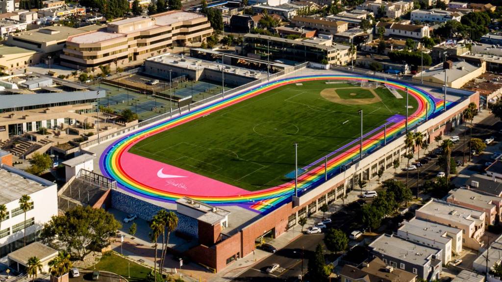 1-nike-pinta-pista-de-corrida-em-LA-com-as-cores-da-bandeira-lgbt