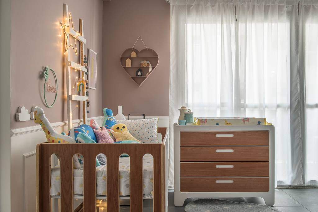 1-quarto-de-bebe-recebe-tons-neutros-e-foge-de-decoracao-tematica-e-tradicional 1-quarto-de-bebe-recebe-tons-neutros-e-foge-de-decoracao-tematica-e-tradicional