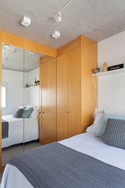 Outra solução adotada foi o uso de dois criados com dimensões reduzidas, que proporcionam apoio ao lado da cama, mas não diminuíram a área útil do dormitório. Outra solução adotada foi o uso de dois criados com dimensões reduzidas, que proporcionam apoio ao lado da cama, mas não diminuíram a área útil do dormitório.