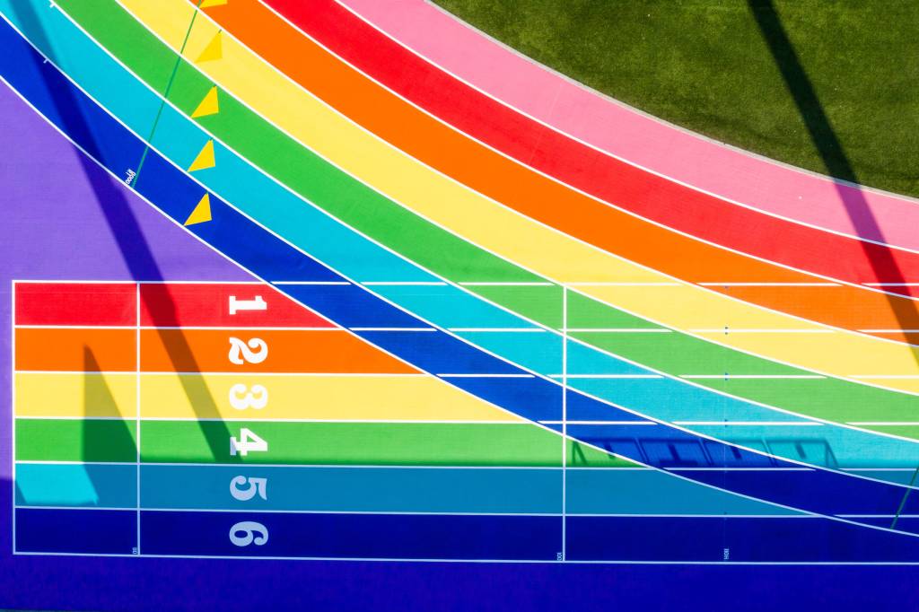 2-nike-pinta-pista-de-corrida-em-LA-com-as-cores-da-bandeira-lgbt
