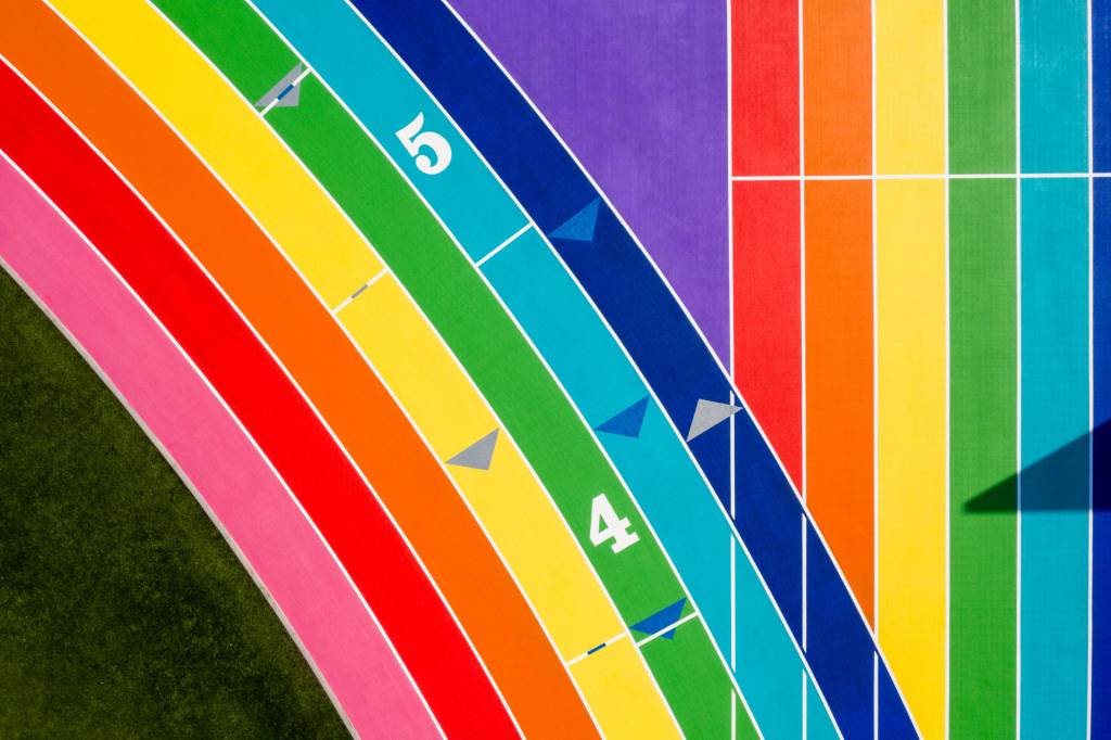 3-nike-pinta-pista-de-corrida-em-LA-com-as-cores-da-bandeira-lgbt