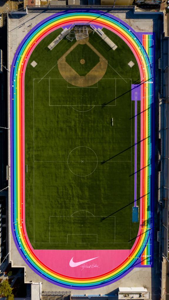 4-nike-pinta-pista-de-corrida-em-LA-com-as-cores-da-bandeira-lgbt