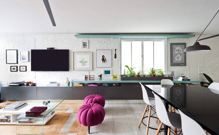 A área social do apartamento foi completamente integrada, preservando a seção íntima. Assim, o espaço principal é múltiplo e de desenvolve a partir de um piso de madeira e cerâmica.