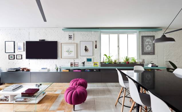 A área social do apartamento foi completamente integrada, preservando a seção íntima. Assim, o espaço principal é múltiplo e de desenvolve a partir de um piso de madeira e cerâmica. A área social do apartamento foi completamente integrada, preservando a seção íntima. Assim, o espaço principal é múltiplo e de desenvolve a partir de um piso de madeira e cerâmica.