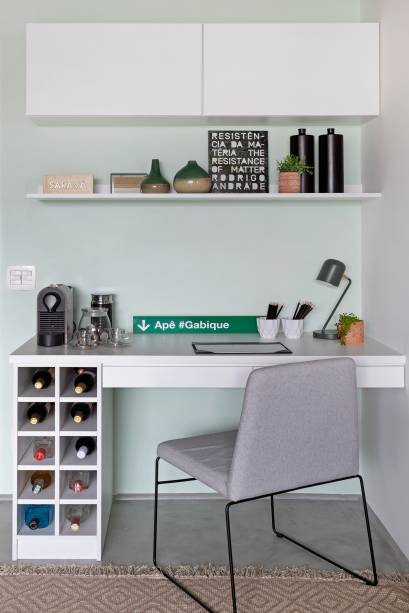 Um dos pedidos do casal era ter um cantinho destinado ao home office. Assim, a escrivaninha produzida em MDF branco também incluiu duas outras "responsabilidades": receber o cantinho do café e a adega. Um dos pedidos do casal era ter um cantinho destinado ao home office. Assim, a escrivaninha produzida em MDF branco também incluiu duas outras "responsabilidades": receber o cantinho do café e a adega.