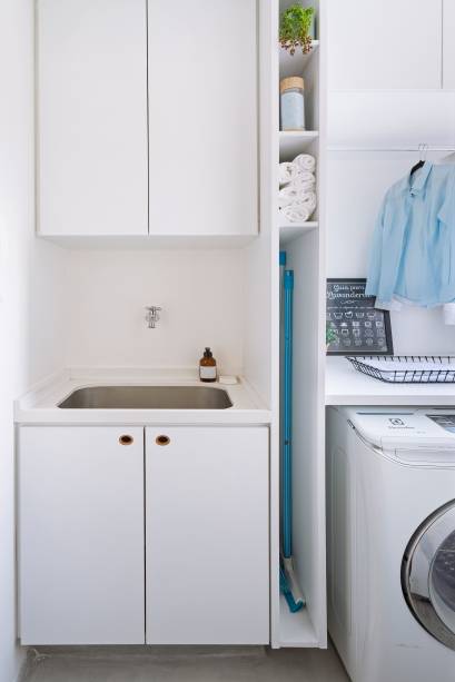 A lavanderia, com apenas 2 m², ganhou algumas soluções como tanque embutido com armário na parte inferior, nichos verticais com espaço receber vassouras e rodos e varão para roupas na parte superior da lava e seca. A lavanderia, com apenas 2 m², ganhou algumas soluções como tanque embutido com armário na parte inferior, nichos verticais com espaço receber vassouras e rodos e varão para roupas na parte superior da lava e seca.