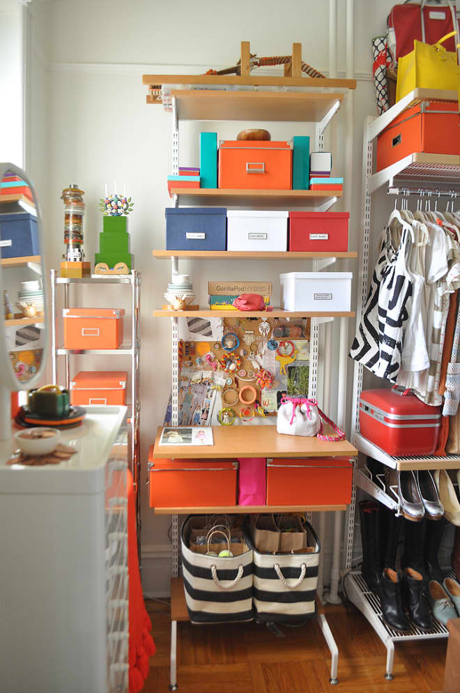 1. Se voc&ecirc; n&atilde;o possui arm&aacute;rios no quarto, uma solu&ccedil;&atilde;o &eacute; armazenar roupas e sapatos em outro c&ocirc;modo adjacente. Para isso, basta instalar prateleiras m&oacute;veis - como as da foto - e montar o closet da melhor maneira para voc&ecirc;.