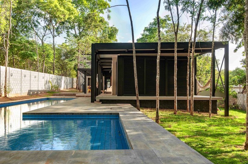 1-casa-e-construida-em-meio-a-densa-floresta-tropical-brasileira 1-casa-e-construida-em-meio-a-densa-floresta-tropical-brasileira