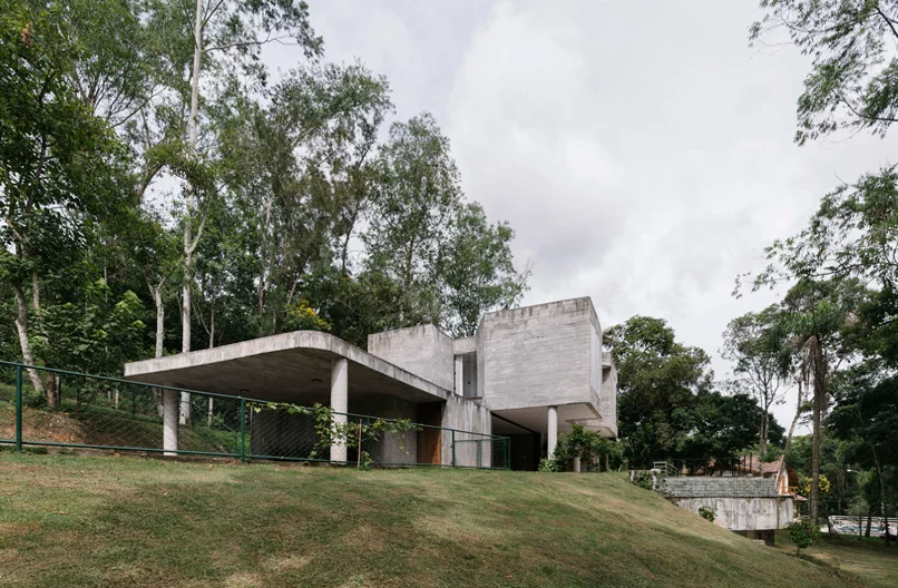 Casa em reserva natural reforça dualidade entre natural e artificial