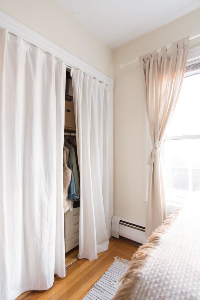 11. Adeus, portas! Que tal substitu&iacute;-las por cortinas? Em apartamentos pequenos, essa troca pode render valiosos cent&iacute;metros, j&aacute; que voc&ecirc; n&atilde;o precisar&aacute; se preocupar com o espa&ccedil;o ocupado pelas portas abertas.