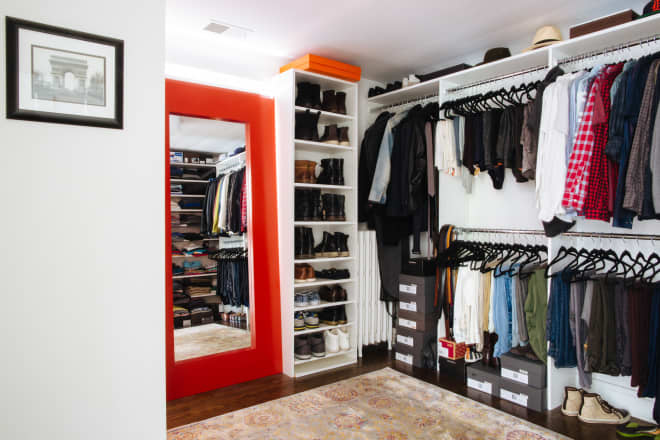 16. Separar as roupas por cor pode ser uma m&atilde;o na roda na hora de se vestir. Imagine quanto tempo voc&ecirc; ir&aacute; economizar para encontrar uma camiseta preta se todas as vestimentas desse tom estiverem agrupadas? E, se gostou dessa dica, pode criar  subcategorias: ordenar as pe&ccedil;as de manga longa, por exemplo, antes das de manga curta.