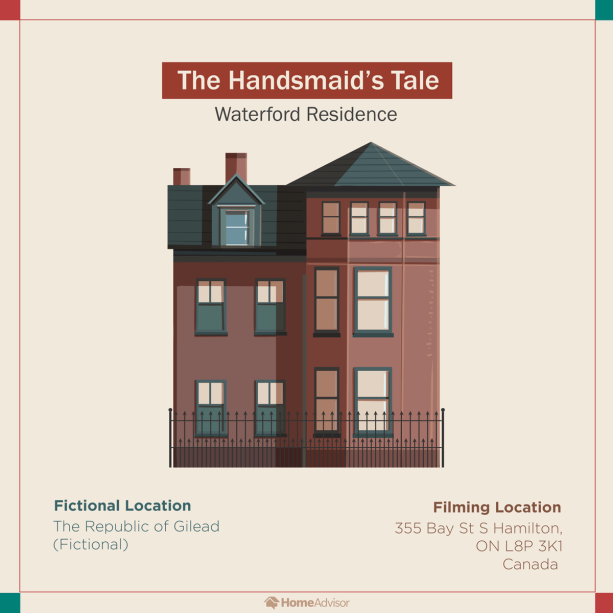 The Handmaid's Tale – A casa dos Waterford: A verdadeira Waterford House era originalmente conhecida como Ingleneuk, uma palavra antiga para um canto de leitura junto à lareira. A casa de tijolos vermelhos pode ser encontrada em Hamilton, Ontário, onde foi construída para a família de um banqueiro rico na década de 1890. Os famosos trilhos pretos e o apartamento no topo da garagem de Nick foram adicionados ao show. Parte do que faz a Waterford House ser estranha, no entanto, é como parece normal; a cozinha de conceito aberto e os vários componentes acolhedores do layout são uma justaposição gritante contra as realidades de como é a vida por dentro.