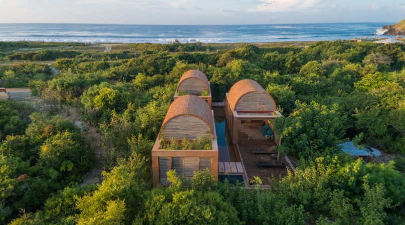 Abóbadas de tijolos parecem flutuar entre a vegetação da costa mexicana