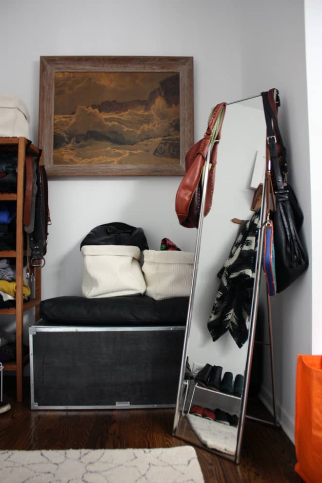 20. Otimize o espa&ccedil;o. Na foto, uma almofada foi colocada sobre o ba&uacute; de roupas, servindo de assento quando necess&aacute;rio, com cestos organizadores no topo.