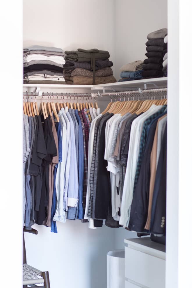 5. Padronize os cabides para que todos tenham a mesma apar&ecirc;ncia. As op&ccedil;&otilde;es s&atilde;o diversas: de madeira, com uma &uacute;nica cor, transparentes&hellip; Isso passa a sensa&ccedil;&atilde;o de organiza&ccedil;&atilde;o, mesmo que as roupas estejam um pouco bagun&ccedil;adas.