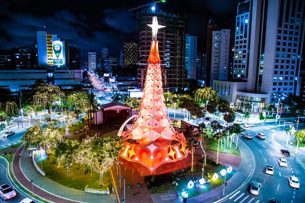 6-arvores-de-natal-gigantes-chamam-atencao-nas-ruas-de-fortaleza 6-arvores-de-natal-gigantes-chamam-atencao-nas-ruas-de-fortaleza